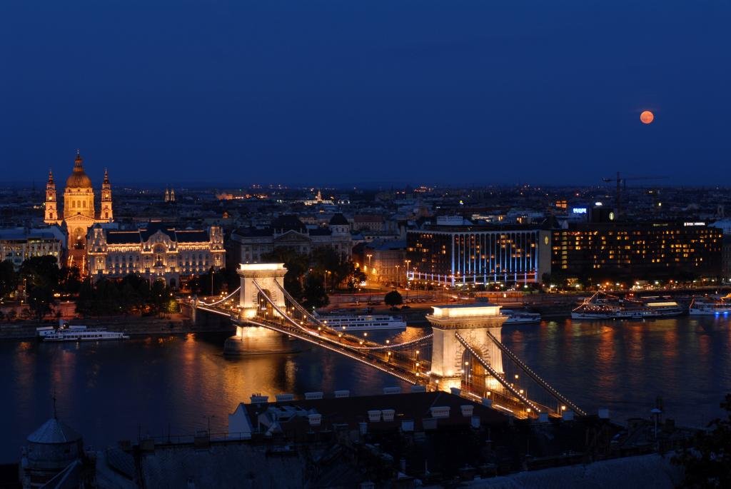    . , , Budapest, Szechenyi Lanchid