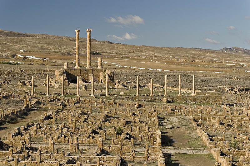  . , Wilaya de Batna, Timgad, Decumanus Maximus