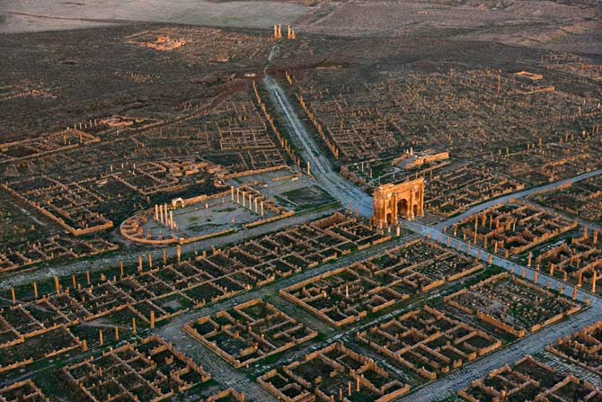  . , Wilaya de Batna, Timgad, Decumanus Maximus