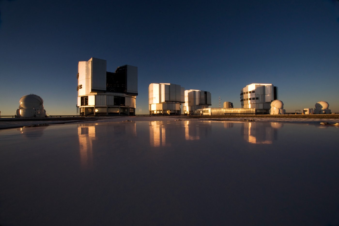  Very Large Telescope. , , B-710