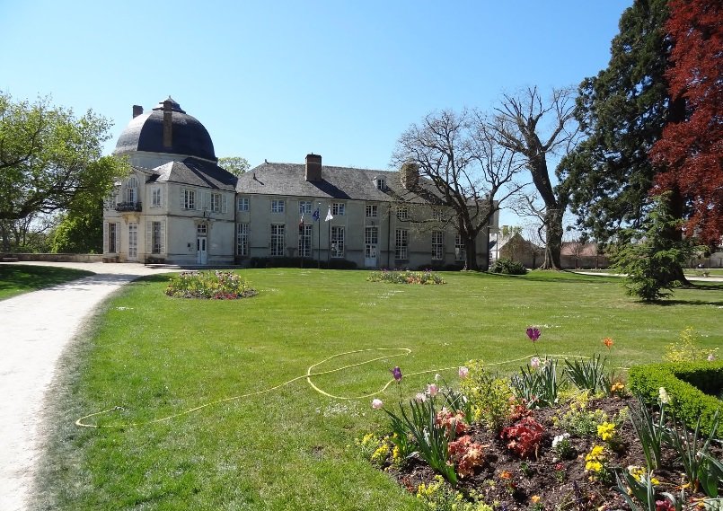  --. , Centre, Chateauneuf-sur-Loire, Place Aristide Briand, 1