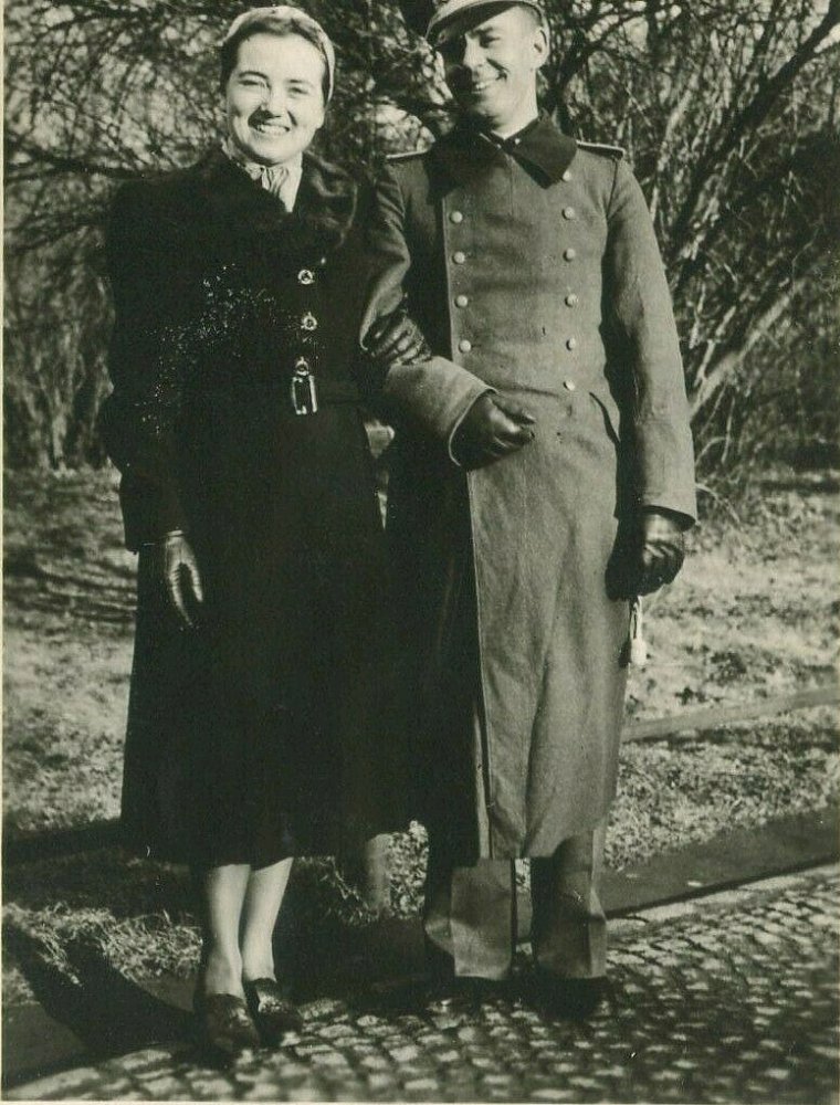  Foto Wehrmachtsoffizier und seine Frau.jpg. 