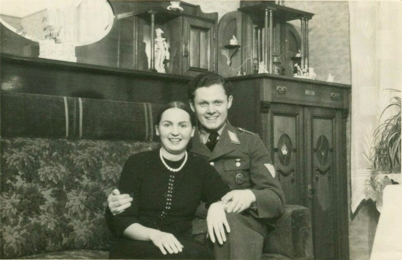  Foto von Wehrmachtssoldaten mit seiner Frau.jpg. 