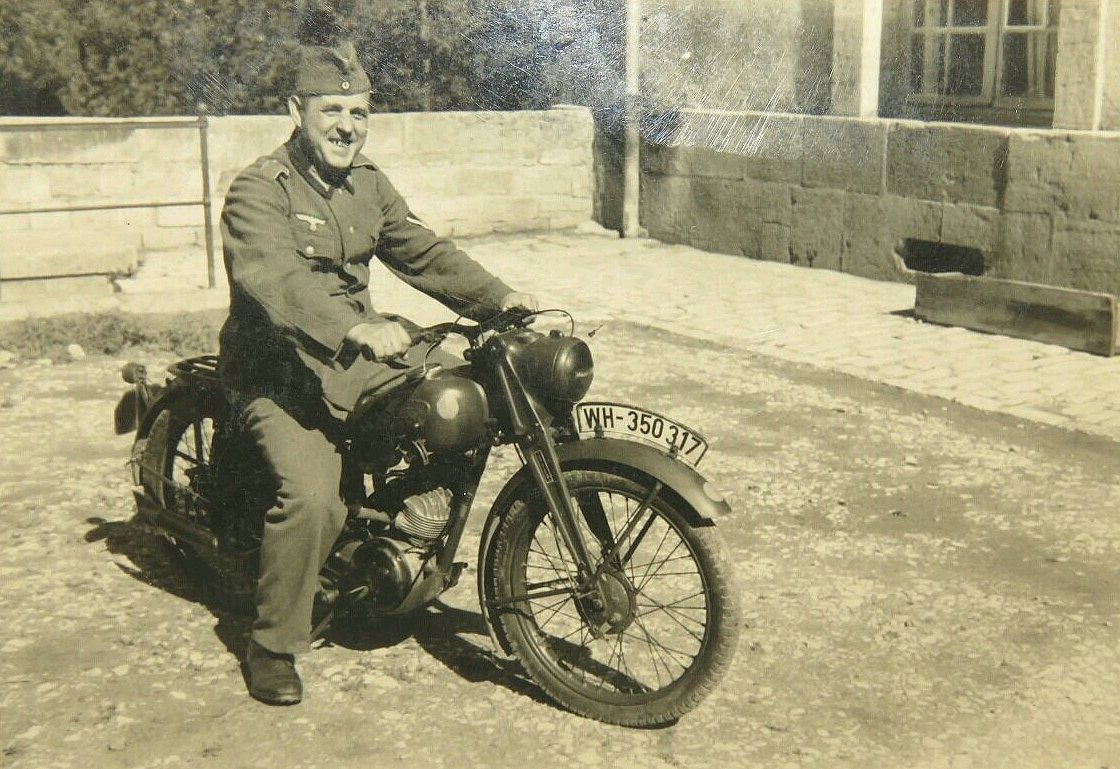  Wehrmachtssoldat_auf einem_Motorrad.jpg. 