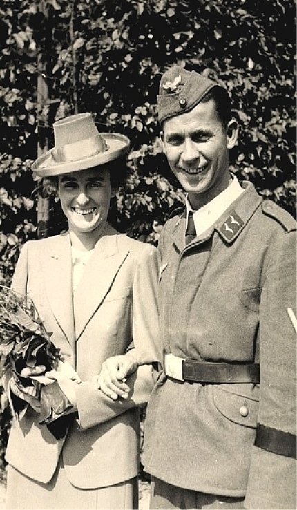  Wehrmachtsoldat in Uniform mit Frau.jpg. 