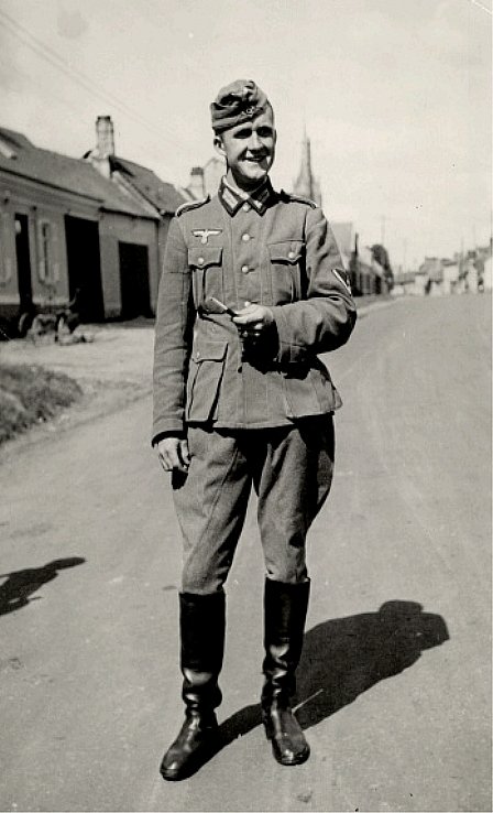  Wehrmachtssoldat in Uniform mit Zigarette.jpg. 