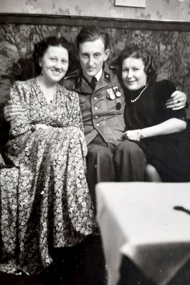 Soldat und zwei Frauen.jpg. 