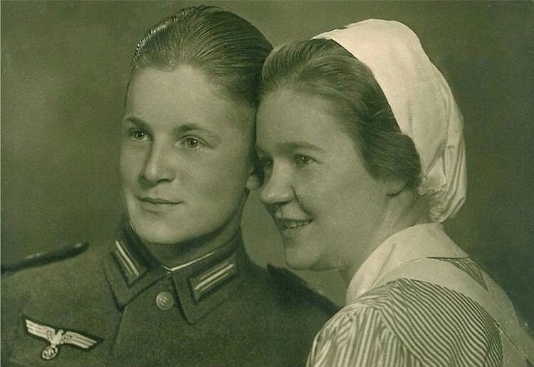  soldat und Krankenschwester.jpg. 