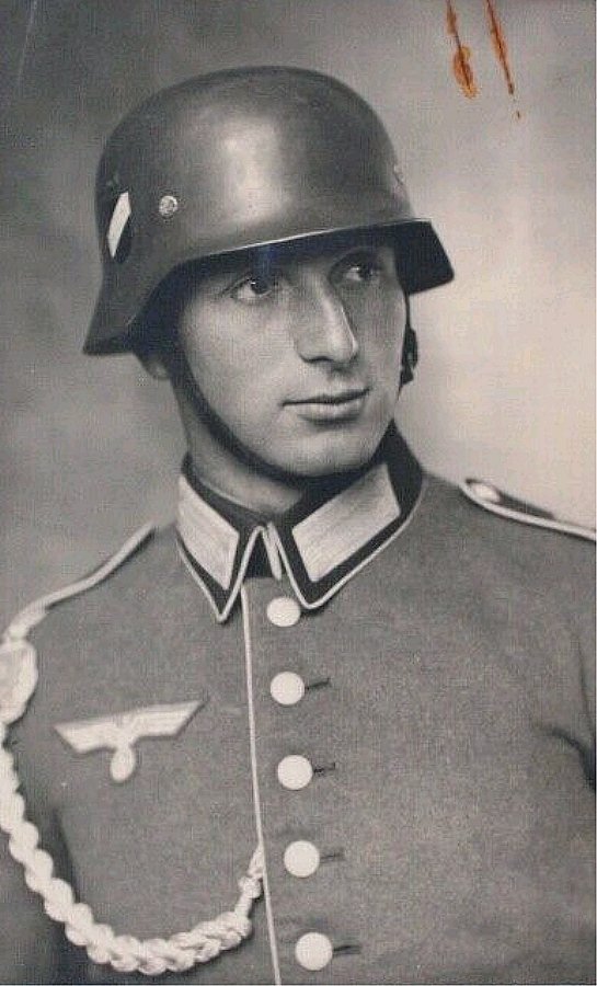  Portrait-Soldat-Stahlhelm.jpg. 