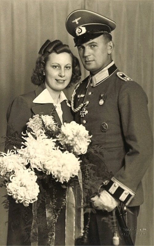  Wehrmacht Soldat mit Frau.jpg. 