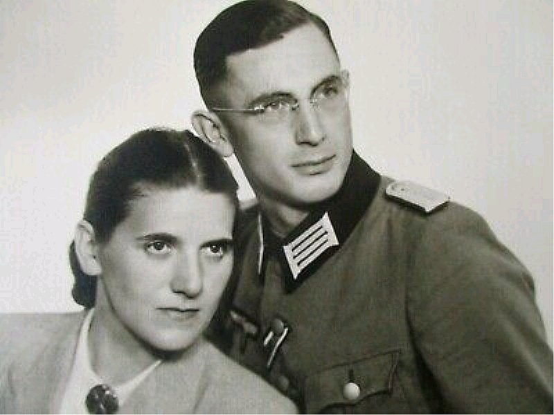  Wehrmacht Soldat und Frau.jpg. 