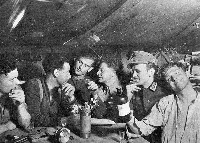  die soldaten trinken_.jpg. 