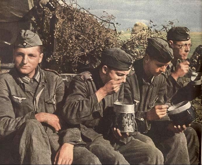  soldaten essen.jpg. 