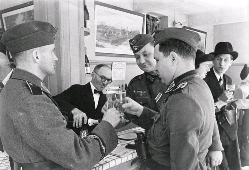  die soldaten trinken.jpg. 