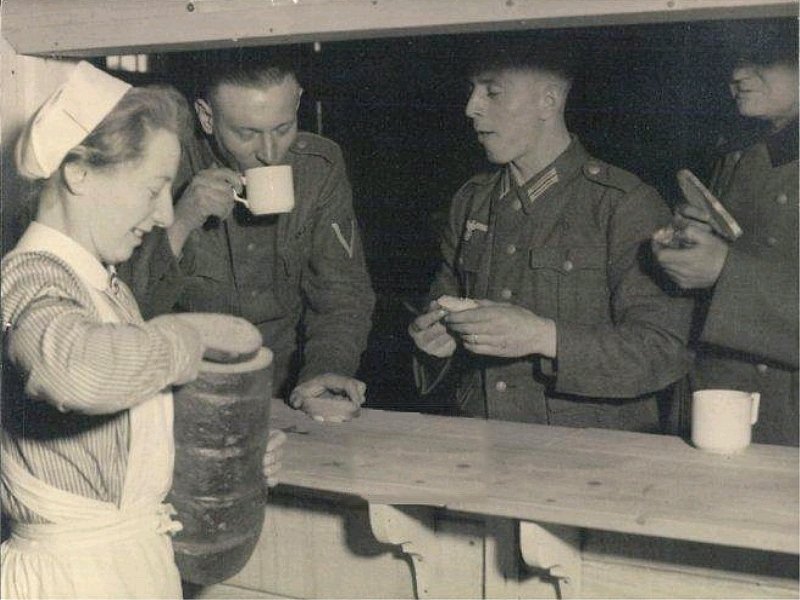  eine frau futtert einen soldaten_.jpg. 