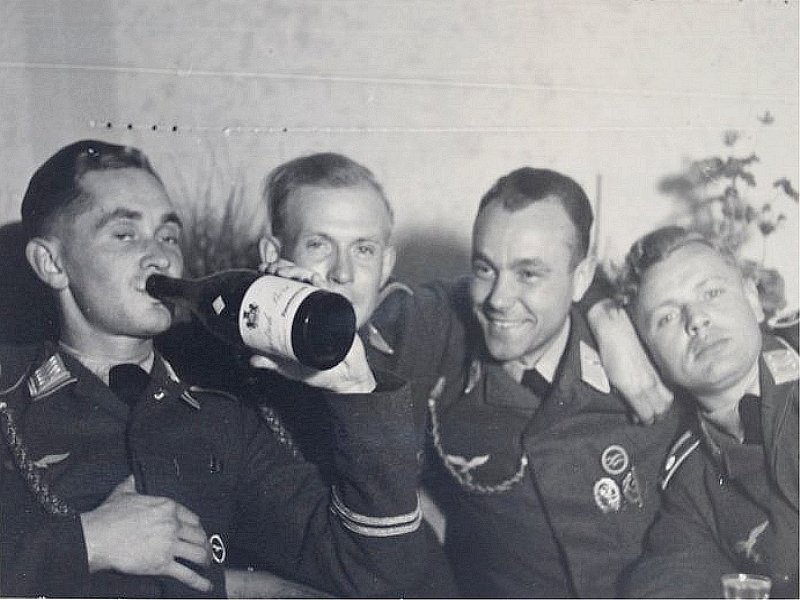  vier soldaten trinken.jpg. 