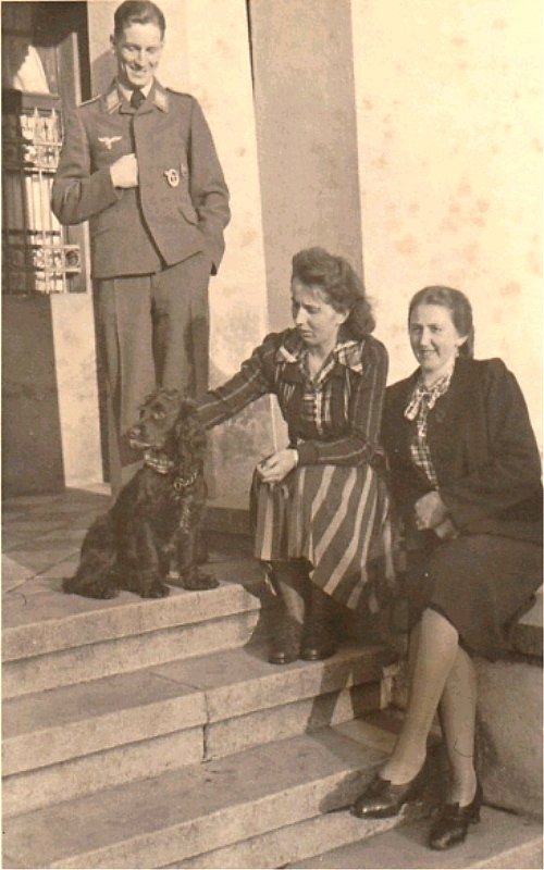  offizier und madchen mit hund.jpg. 