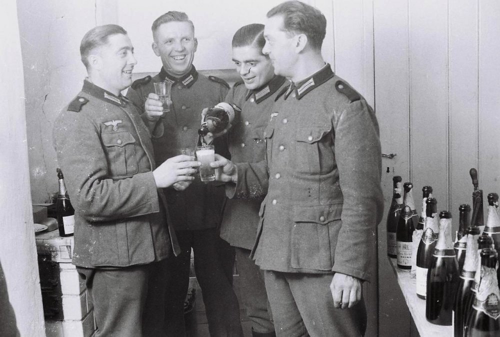  Die Soldaten trinken Champagner.jpg. 