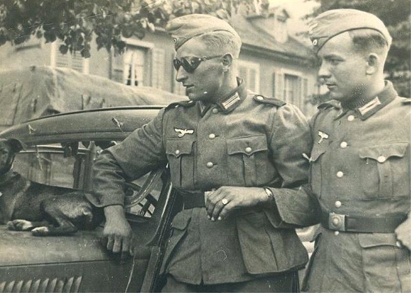  Zwei Soldaten stehen neben dem Auto.jpg. 