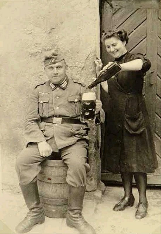  Frau giest einem Soldaten Bier ein.jpg. 