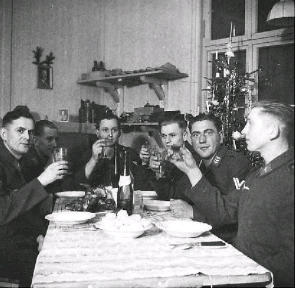  Sechs Soldaten feiern Weihnachten.jpg. 