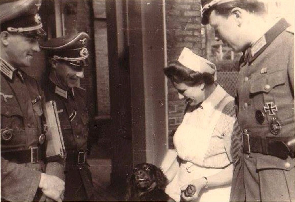  Krankenschwester mit Offizieren und Hund.jpg. 