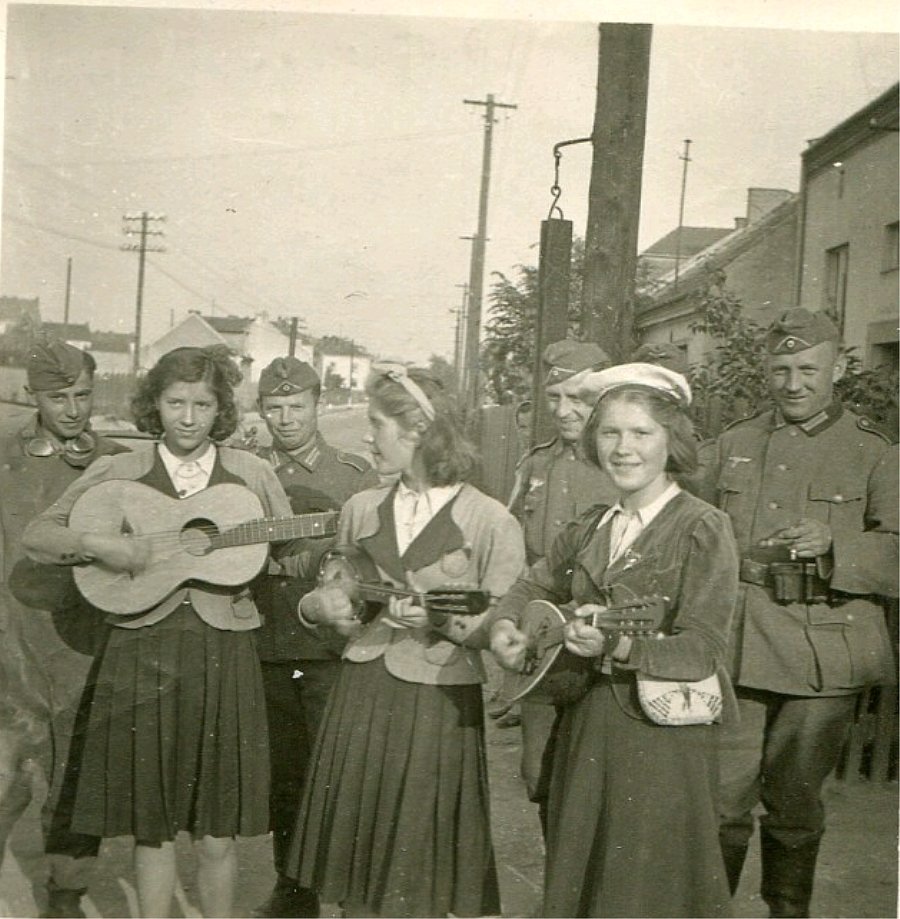  drei madchen und vier soldaten.jpg. 