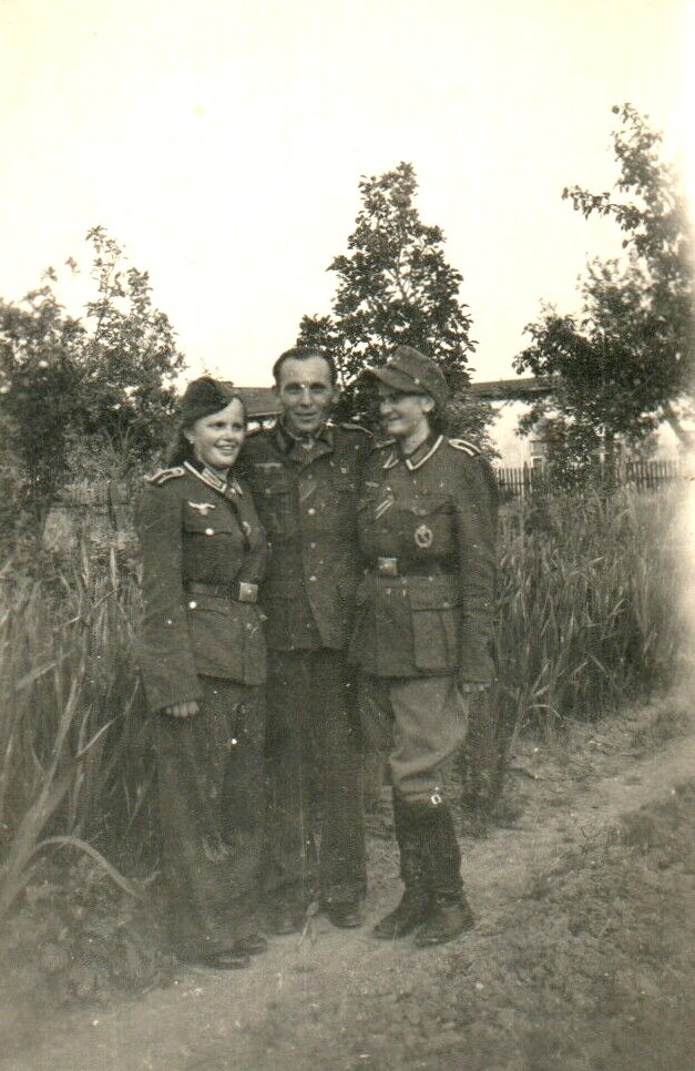  zwei Madchen und soldat.jpg. 