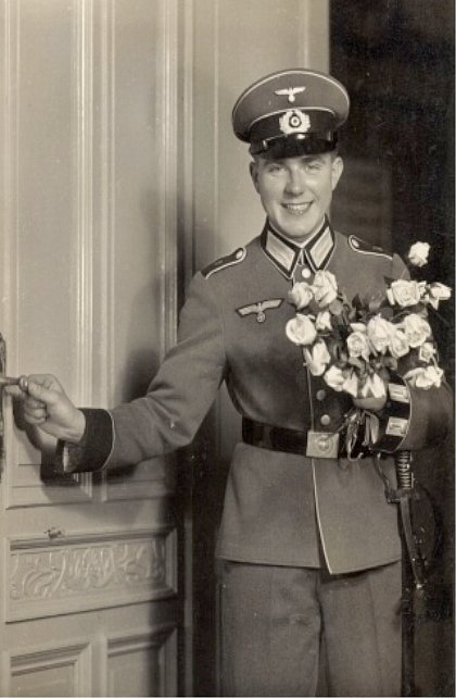  Wehrmacht Soldat mit Blumen.jpg. 