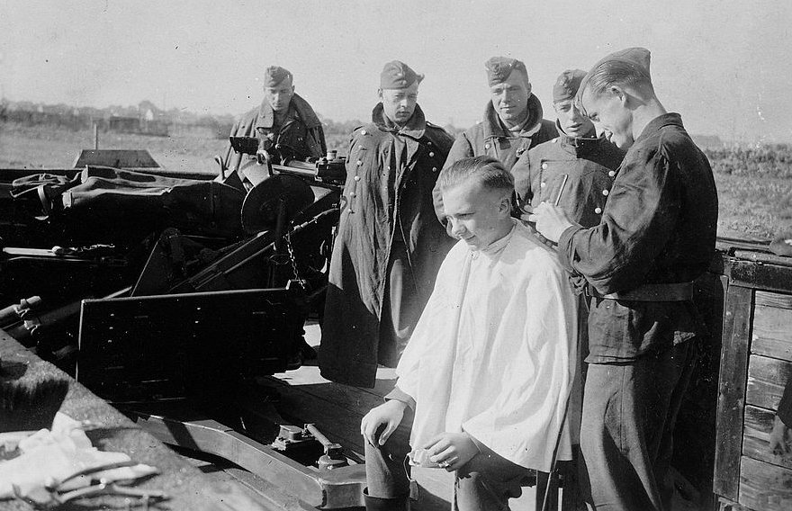  Wehrmachtssoldat in einem Friseursalon.jpg. 