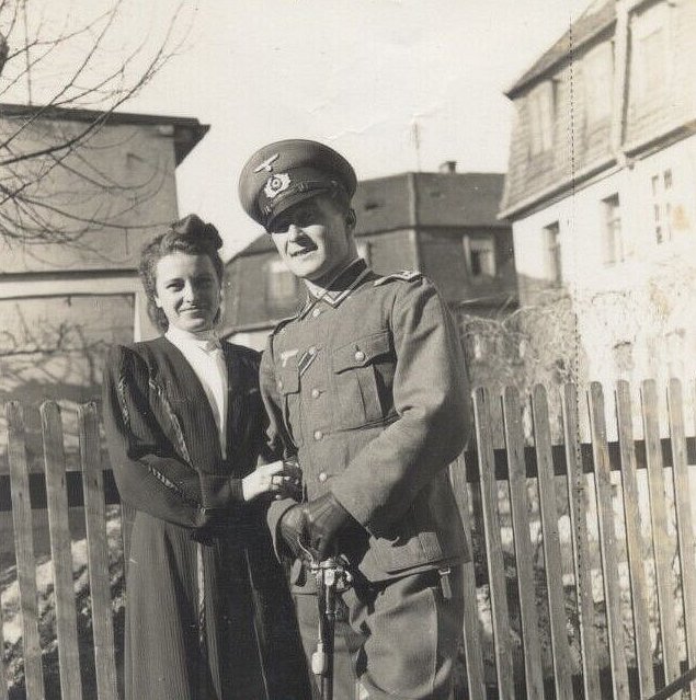  Frau mit einem Soldaten.jpg. 