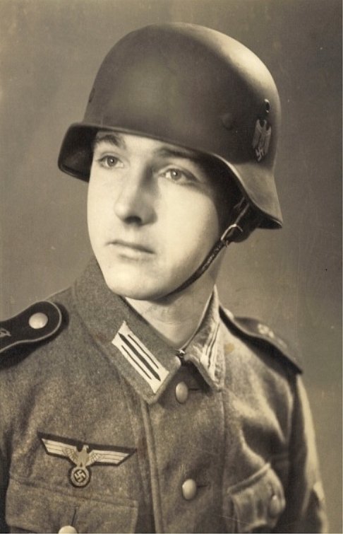  Wehrmacht Soldat Portrait Stahlhelm.jpg. 