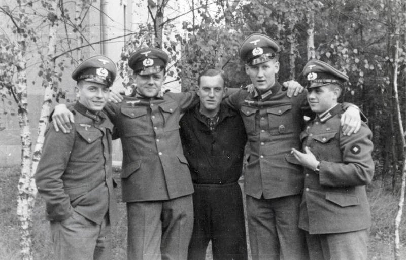  Soldaten der Wehrmacht 1940.jpg. 
