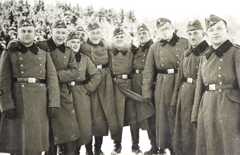  Gruppenbild im Winter Soldaten Wehrmacht.jpg. 