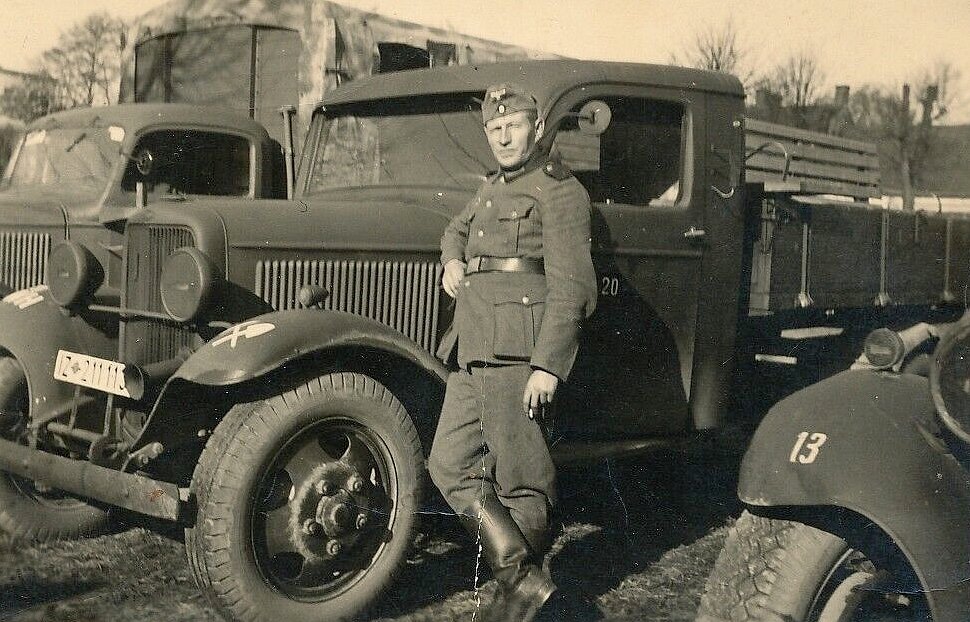  Wehrmachtssoldat neben dem Auto.jpg. 