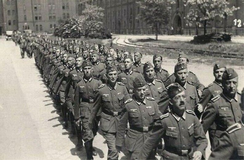  Wehrmachtssoldaten marschieren.jpg. 