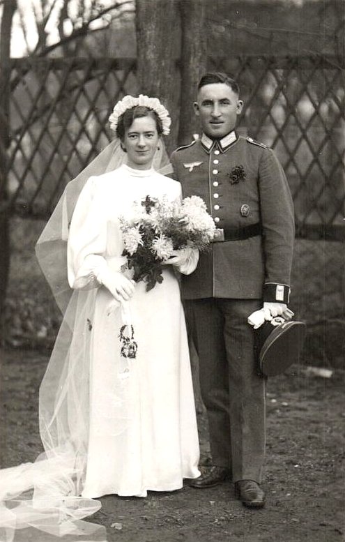 Braut mit einem_Wehrmachtssoldaten.jpg. 