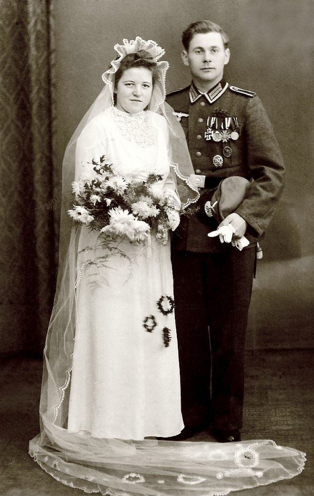  Braut mit_einem Wehrmachtssoldaten.jpg. 