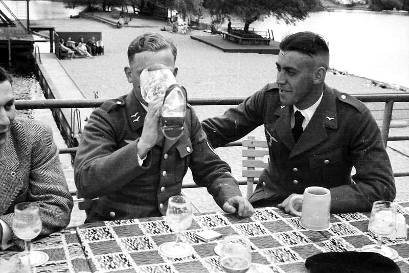  Soldaten trinken Bier.jpg. 