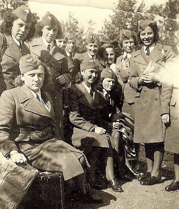  Gruppe Nette weibliche Luftwaffe Helferin.jpg. 