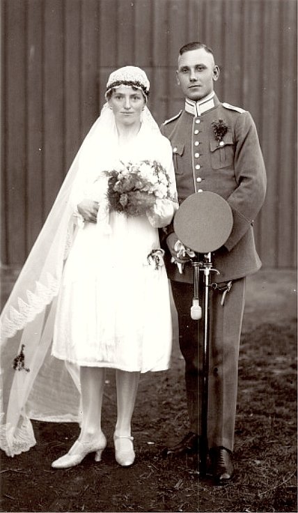  Braut mit einem Wehrmachtsoffizier.jpg. 
