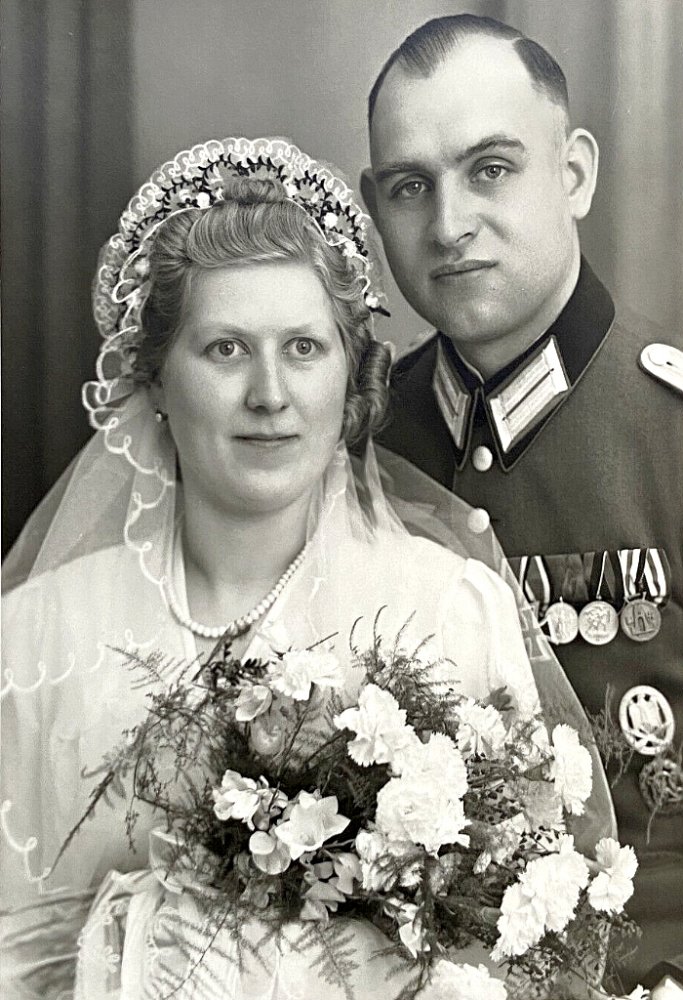  Braut mit einem Wehrmachtsoffizier_.jpg. 