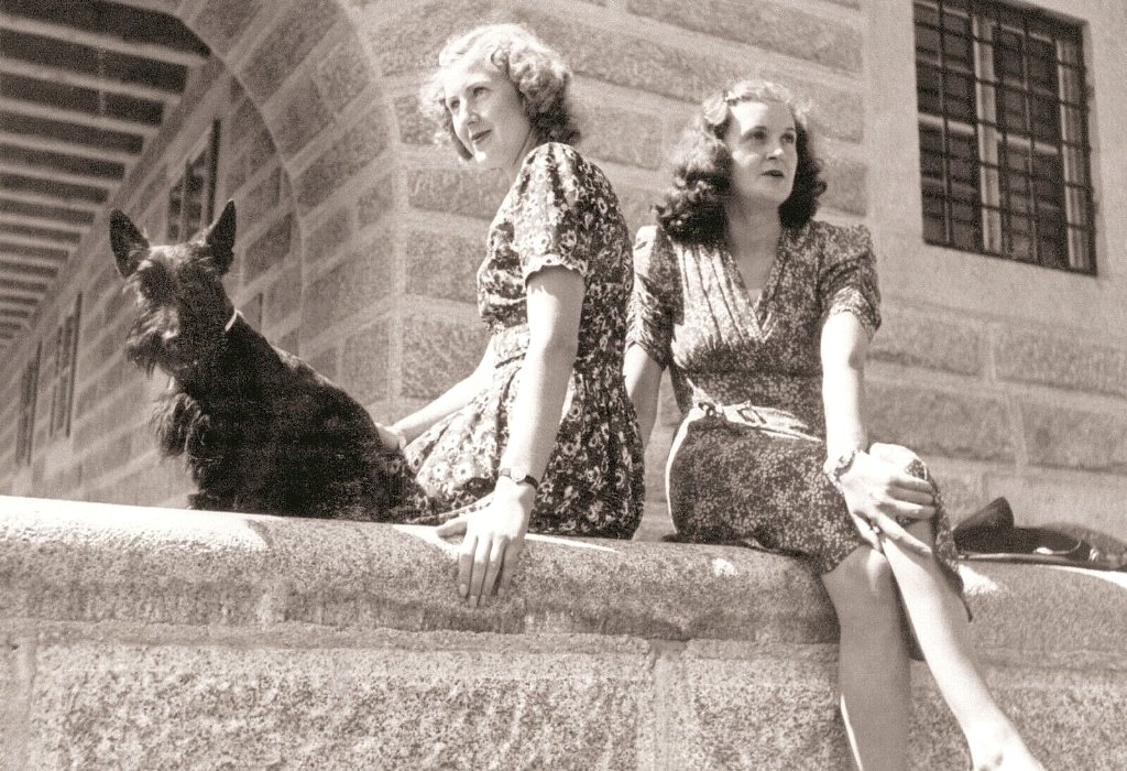  Eva Braun mit ihrer Schwester.jpg. 