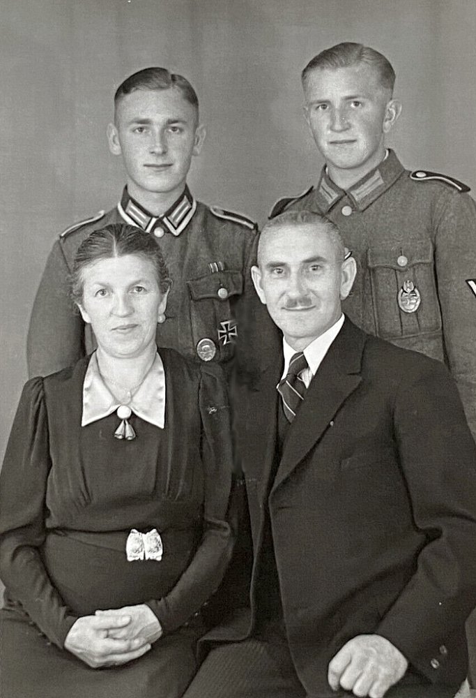  Mutter, Vater und zwei Sohne eines Wehrmachtssoldaten.jpg. 