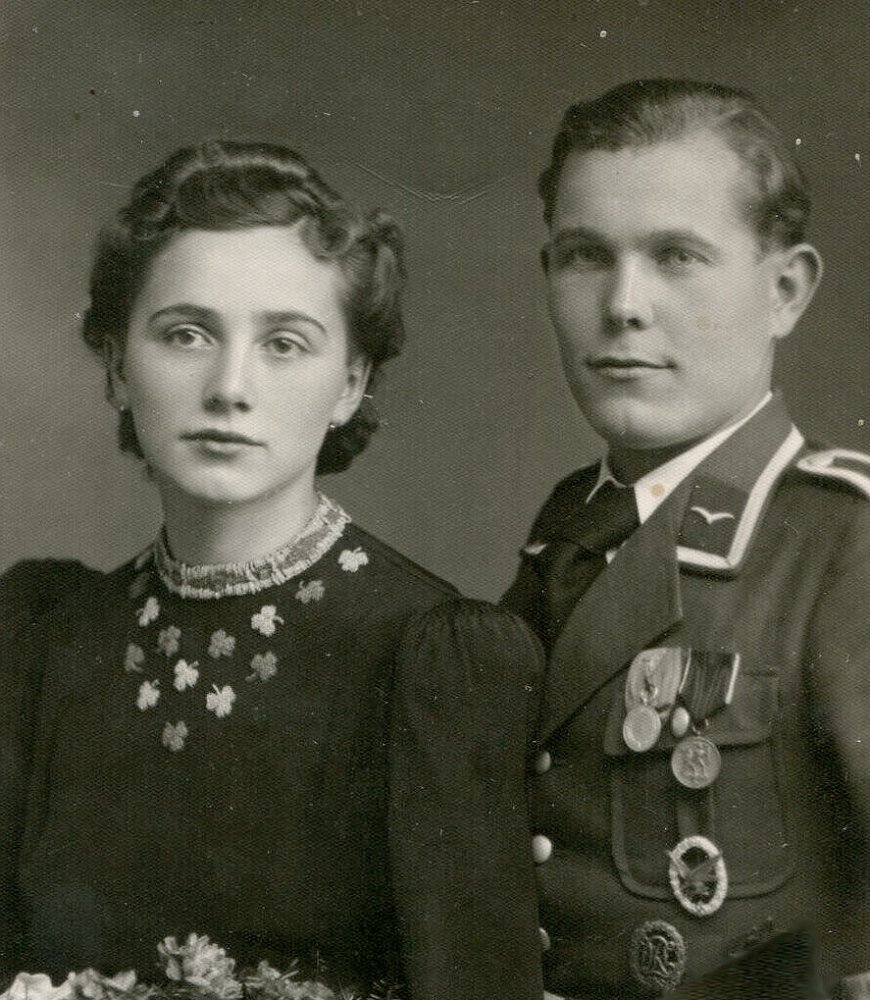  Soldat der Luftwaffe Wehrmacht mit Dame.jpg. 