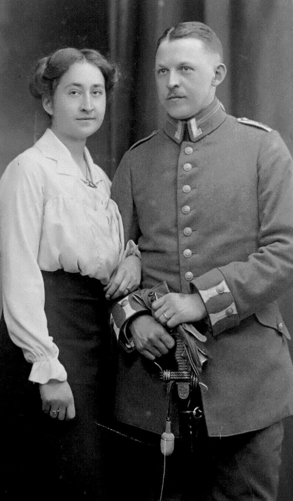  Schone Frau in einem Rock und ein Soldat der Wehrmacht in Uniform mit einem Sabel.jpg. 