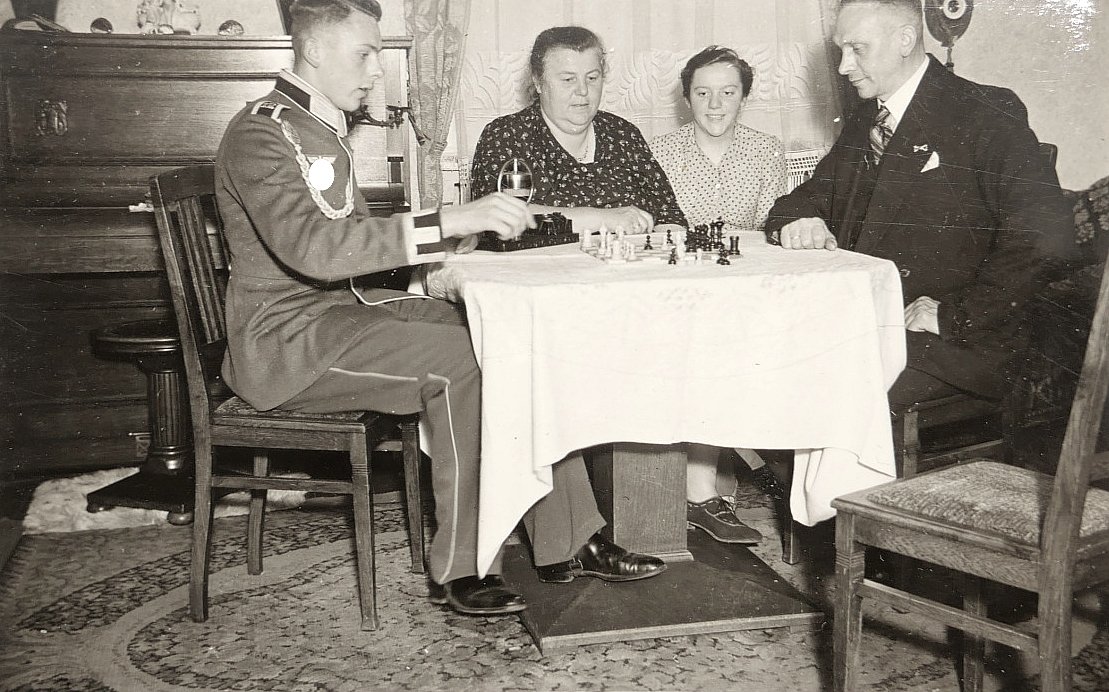 Wehrmachtssoldat (Sohn) spielt Schach mit seinem Vater.jpg. 