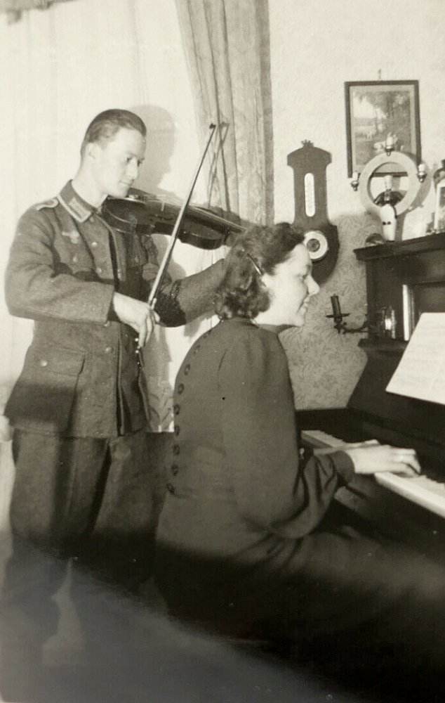  Wehrmachtssoldat spielt Geige.jpg. 