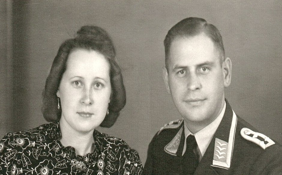  Wehrmachtssoldat mit seiner Frau.jpg. 
