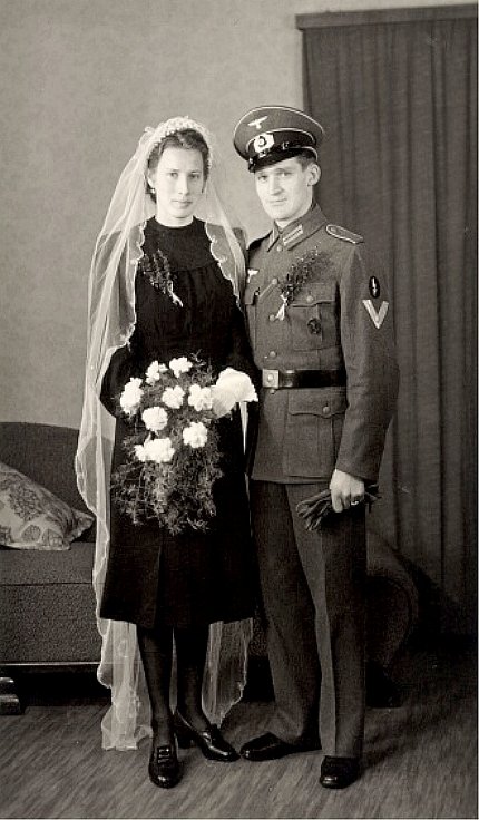  Braut mit einem Wehrmachtssoldaten.jpg. 